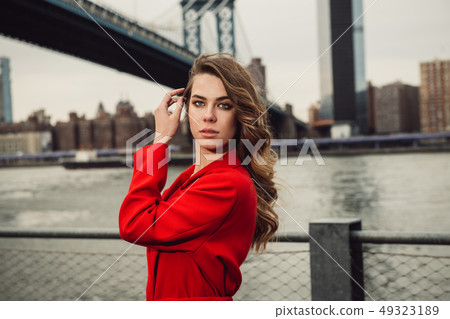Beautiful fashion model woman posting in New York Beautiful fashion model woman posting in New York 49323189