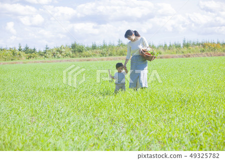 Family parent and child Family parent and child 49325782