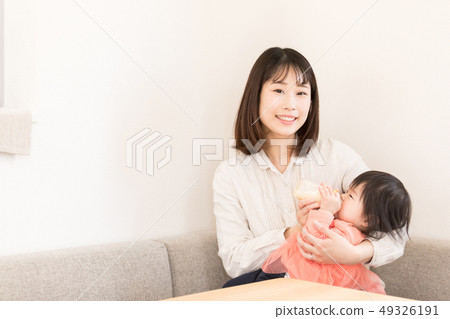 為人父母的女孩0歲父母和孩子 為人父母的女孩0歲父母和孩子 49326191