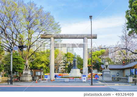 靖國神社石頭Torii在春天 49326409