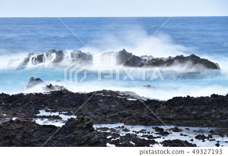 Taking a picture of the waves of waves that hit a rocky shore in Sukita, Hokkaido Taking a picture of the waves of waves that hit a rocky shore in Sukita, Hokkaido 49327193