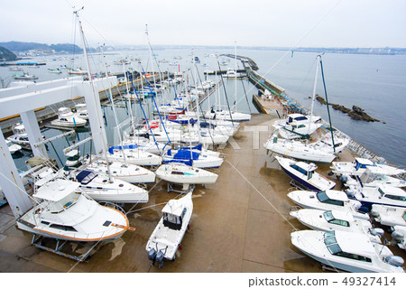 遊艇港口在雨中 49327414