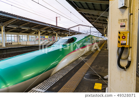 向上新幹線開火古川站隼鳥和緊急停止按鈕 照片素材 圖片 圖庫