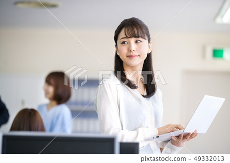 Office woman casual computer 49332013