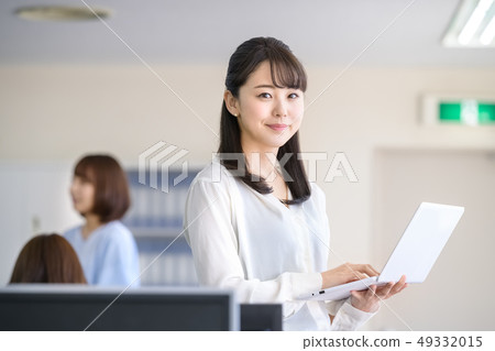Office woman casual computer Office woman casual computer 49332015