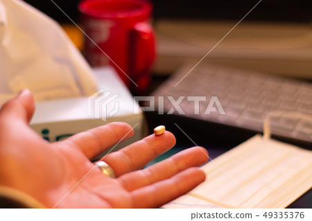 面膜和藥物,以預防感冒,流感,感染,花粉熱 面膜和藥物,以預防感冒,流感,感染,花粉熱 49335376