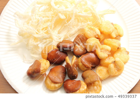 Assorted snack images for the holidays. Beans, giant corn, and sashika are served in a paper plate. 49339337