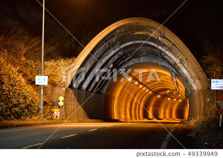在北海道愛媛町欣賞基基隧道的夜景 在北海道愛媛町欣賞基基隧道的夜景 49339949