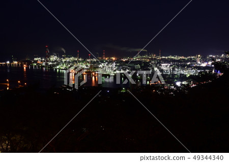 從廣島縣大竹市上名公園的三菱化學廣島事務所為中心的工廠夜景 從廣島縣大竹市上名公園的三菱化學廣島事務所為中心的工廠夜景 49344340