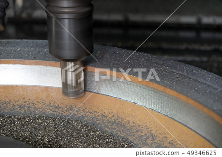 The  operation of CNC machining center . 49346625