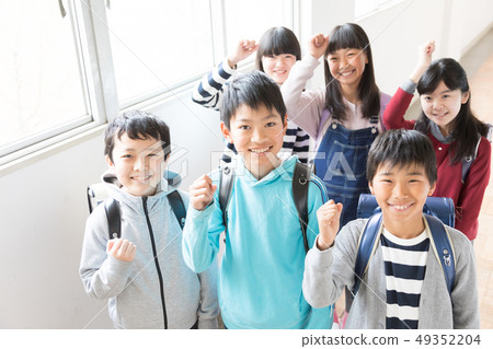 Elementary school student 49352204
