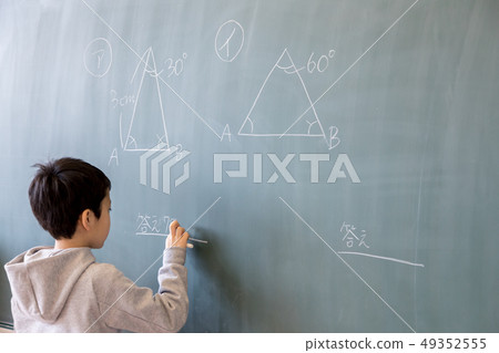 Elementary school class 49352555