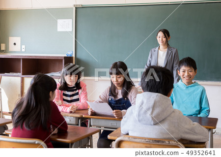 Primary school student image Class committee Talk theme Agenda Bullying problem 49352641