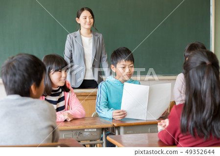 Primary school student image Class committee Talk theme Agenda Bullying problem 49352644