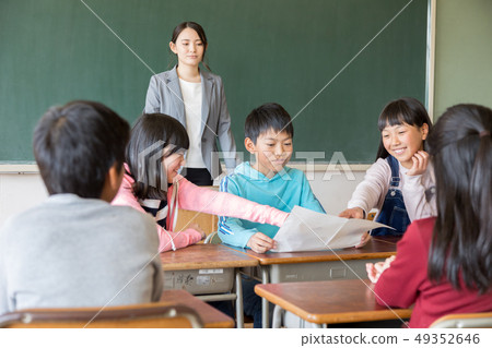 Primary school student image Class committee Talk theme Agenda Bullying problem 49352646