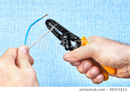 Cutting wire insulation with hand tool. Cutting wire insulation with hand tool. 49353813
