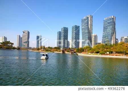 Autumn scenery of Songdo center park, boat Autumn scenery of Songdo center park, boat 49362276