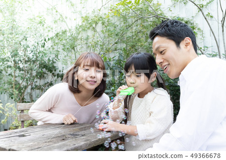 享受家庭肥皂泡的父母和孩子 49366678