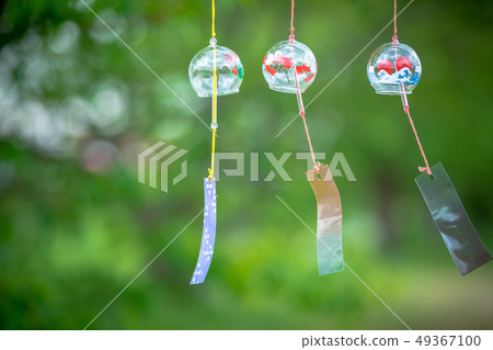 幾個玻璃風鈴在風中搖曳 49367100