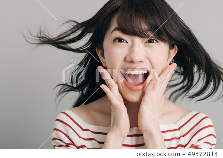 Surprised look young woman shocked 49372813