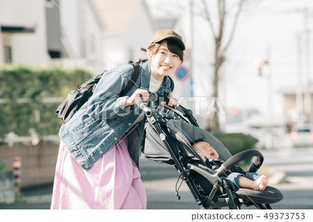 母親和嬰兒出去與嬰兒推車走育兒育兒 49373753