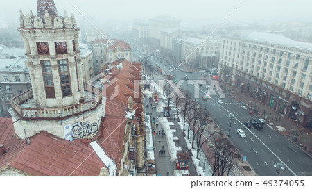 Khreshchatyk is the main street of Kiev. 49374055