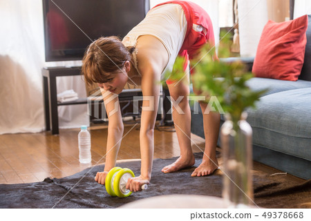 美容健身脂肪燃燒肌肉訓練生活在家放鬆的女人 49378668