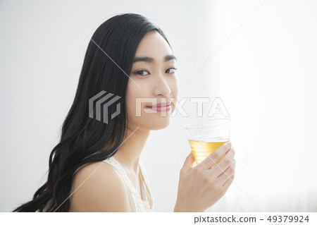 年輕的女士喝著茶 年輕的女士喝著茶 49379924