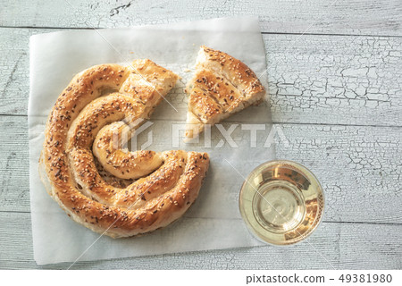 Spiral phyllo pie with feta 49381980