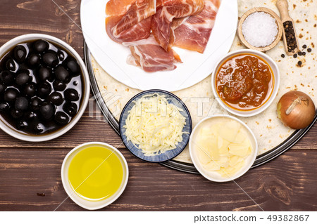 Recipe of pizza capriciosa on brown wood Recipe of pizza capriciosa on brown wood 49382867