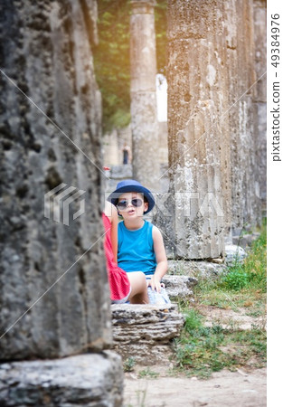 Children on excursion in archaeological park 49384976