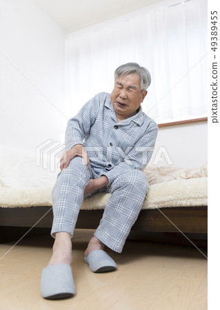 患有關節疼痛的老人 49389455