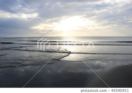 日落II閃耀在波浪中折疊 49390951