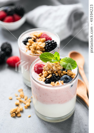 Yogurt with berries and crunchy granola Yogurt with berries and crunchy granola 49394223