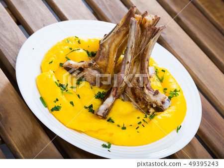BBQ lamb carre with mashed potatoes BBQ lamb carre with mashed potatoes 49395243