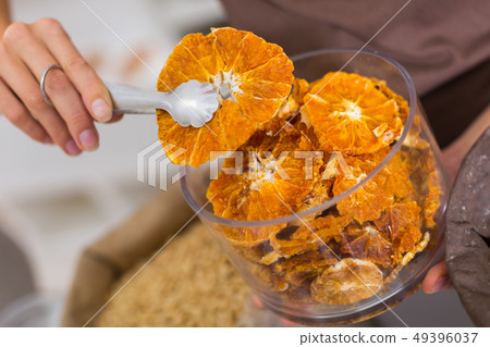 Image of dried orange in container 49396037