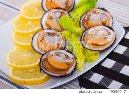 Raw dog cockles with greens and lemon 49396047