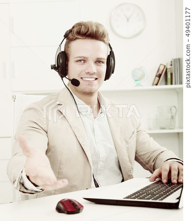 Man working in call centre 49401177