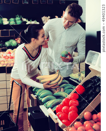 Couple choosing fruits in shop 49401323