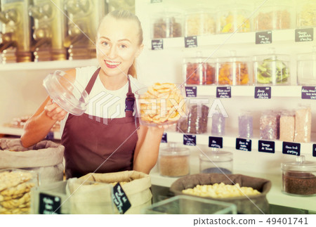 Girl seller is demonstraiting dried Poma Girl seller is demonstraiting dried Poma 49401741