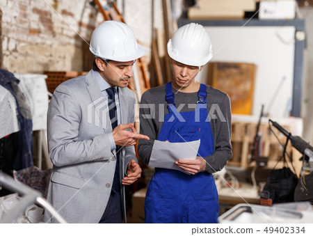 Designer explaining builder details Designer explaining builder details 49402334