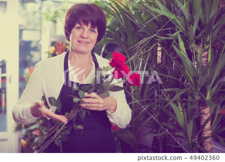 Seller showing roses Seller showing roses 49402360