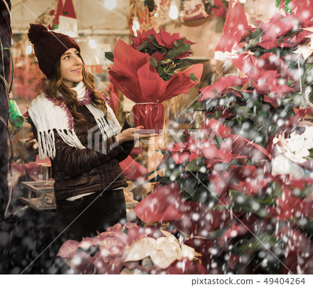 Customer buying floral composition for Christmas Customer buying floral composition for Christmas 49404264