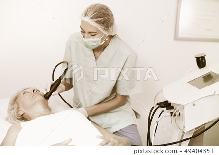 Professional cosmetician performing cryolipolyse 49404351