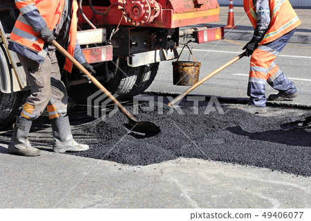 The working team renews a portion of asphalt 49406077