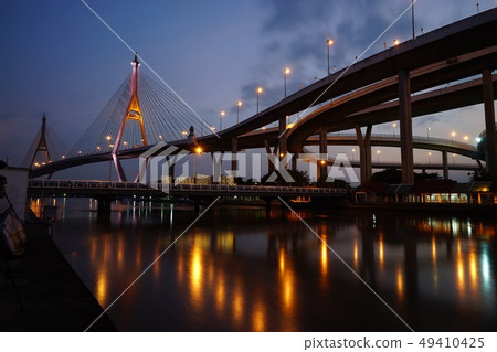 The big bridge is a journey of traffic. The big bridge is a journey of traffic. 49410425