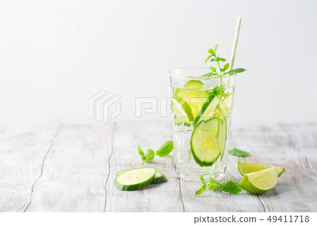 Infused water with fresh citrus fruits and ice 49411718