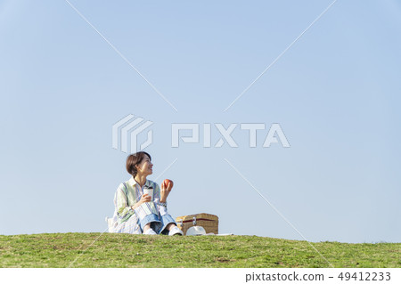 One person picnic 49412233