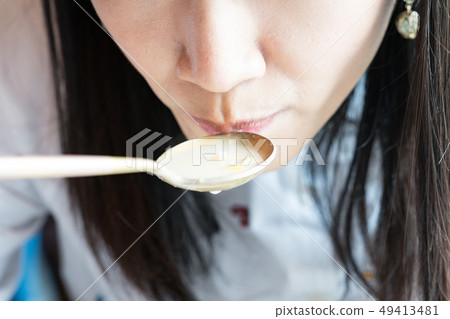 一件女孩少女溫泉。 一件女孩少女溫泉。 49413481