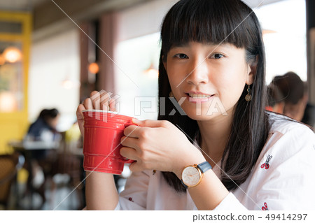 一個女人女孩在場。 一個女人女孩在場。 49414297